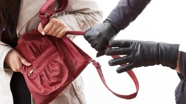 Ladrón robando el bolso de una mujer