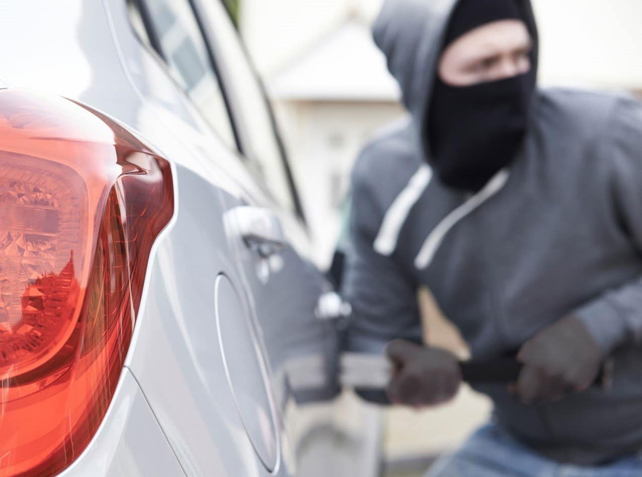 Sujeto armado robando un vehiculo