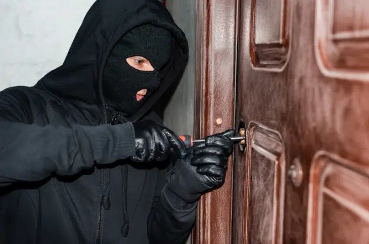 Ladrón intentando entrar a una vivienda