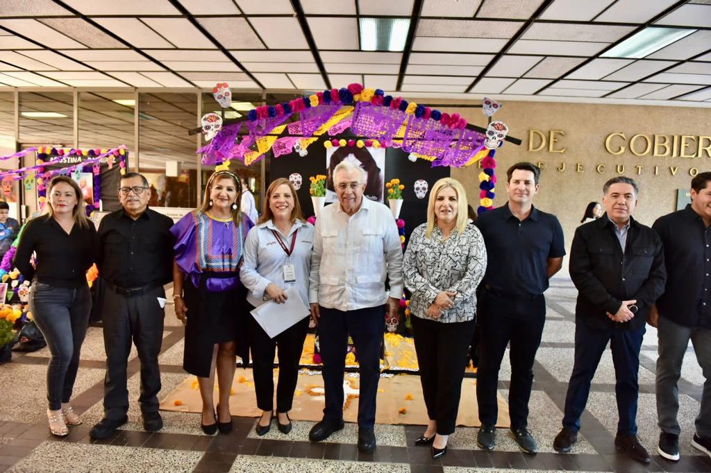 Rocha recorre exposición de altares en Palacio de Gobierno