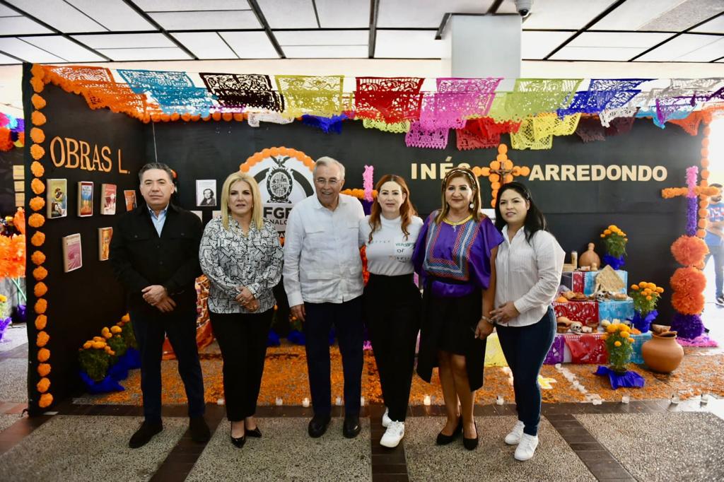 Rocha recorre exposición de altares en Palacio de Gobierno
