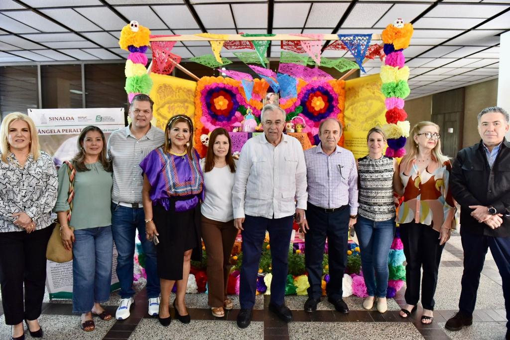 Rocha recorre exposición de altares en Palacio de Gobierno