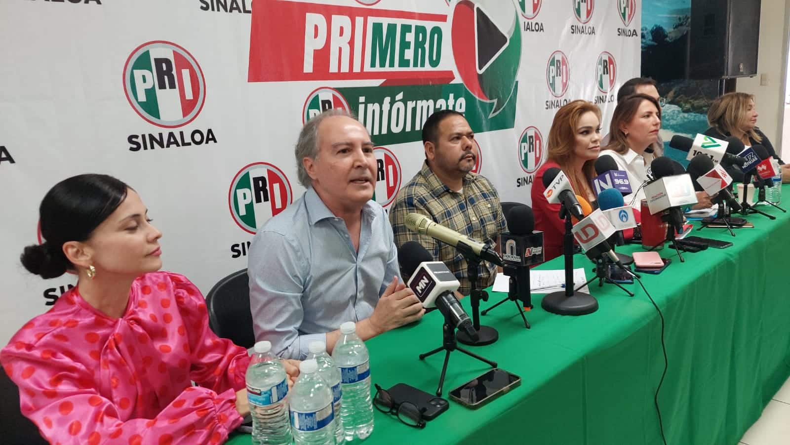Personas en una conferencia de prensa en Culiacán
