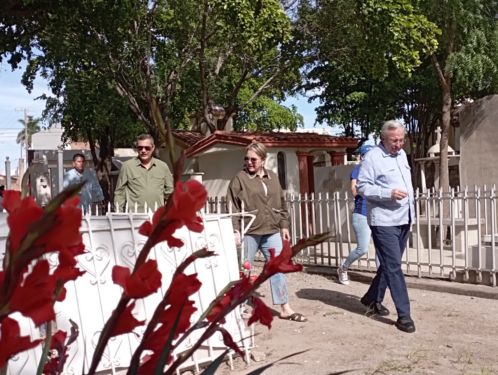 Rubén Rocha Moya y familiares en panteón