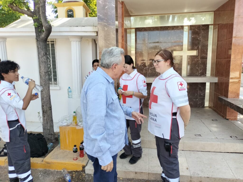 Rubén Rocha Moya con personal de Cruz Roja en panteón