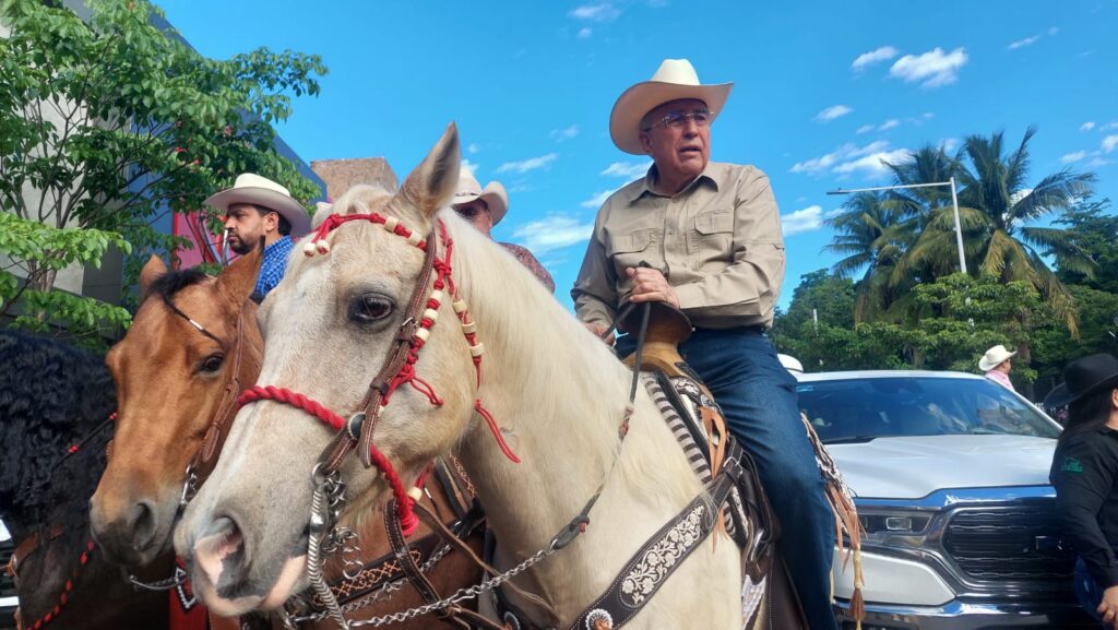 Rubén Rocha Moya arriba de un caballo en Culiacán