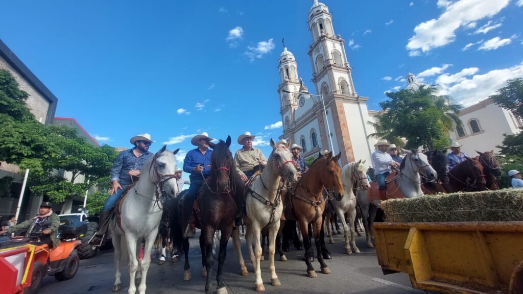 Rubén Rocha Moya y más personas arriba de un caballo en Culiacán