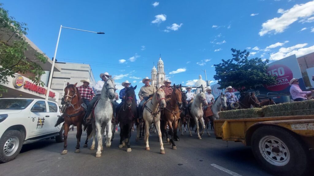 Rubén Rocha Moya y más personas arriba de un caballo en Culiacán