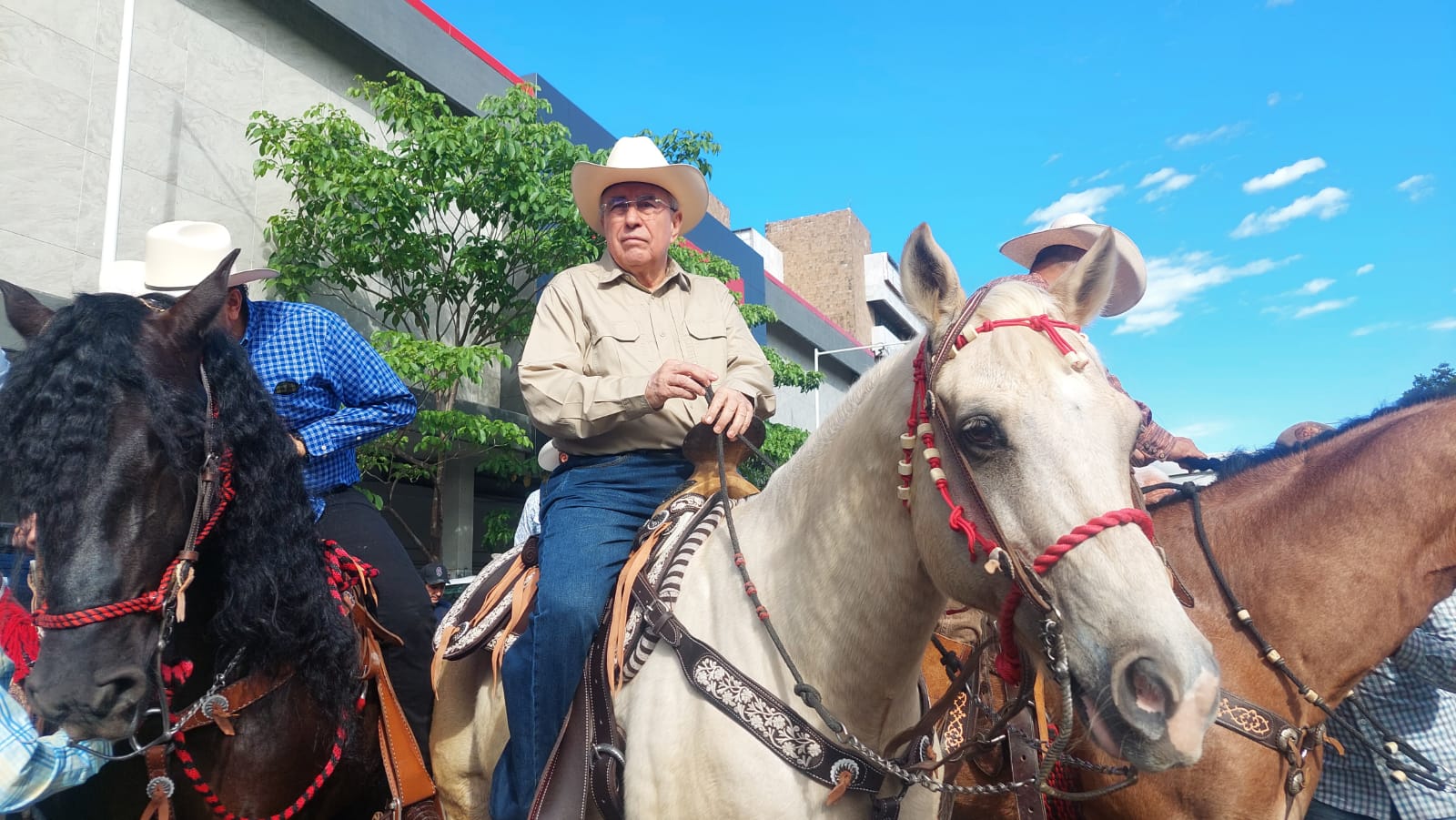Rubén Rocha Moya arriba de un caballo en Culiacán