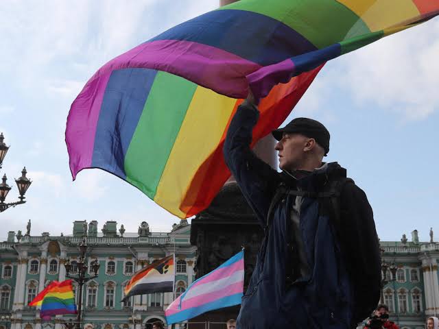 Rusia prohíbe movimiento LGBT; lo declara organización extremista