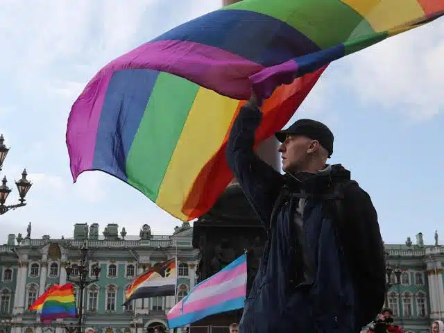 Rusia prohíbe movimiento LGBT; lo declara organización extremista