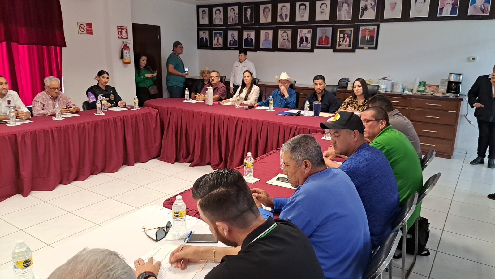 Regidores y síndicos municipales reunidos.