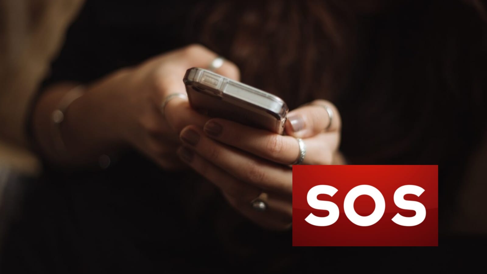 Mujer realiza llamada de emergencia desde una aplicación SOS