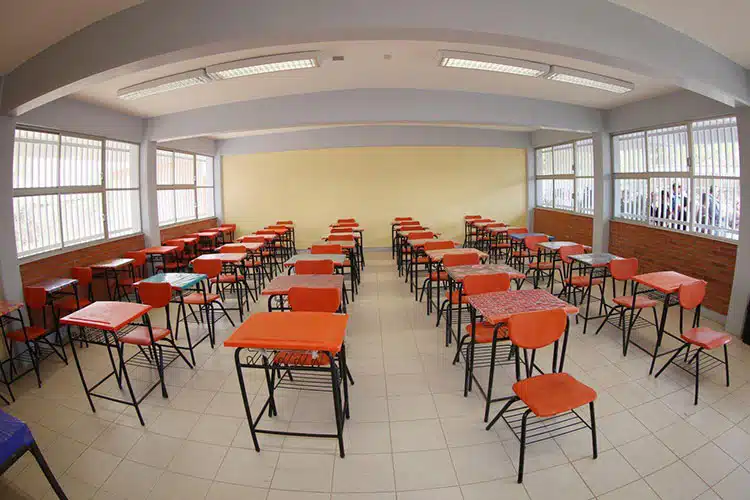 Salón de clases solo, sin alumnos