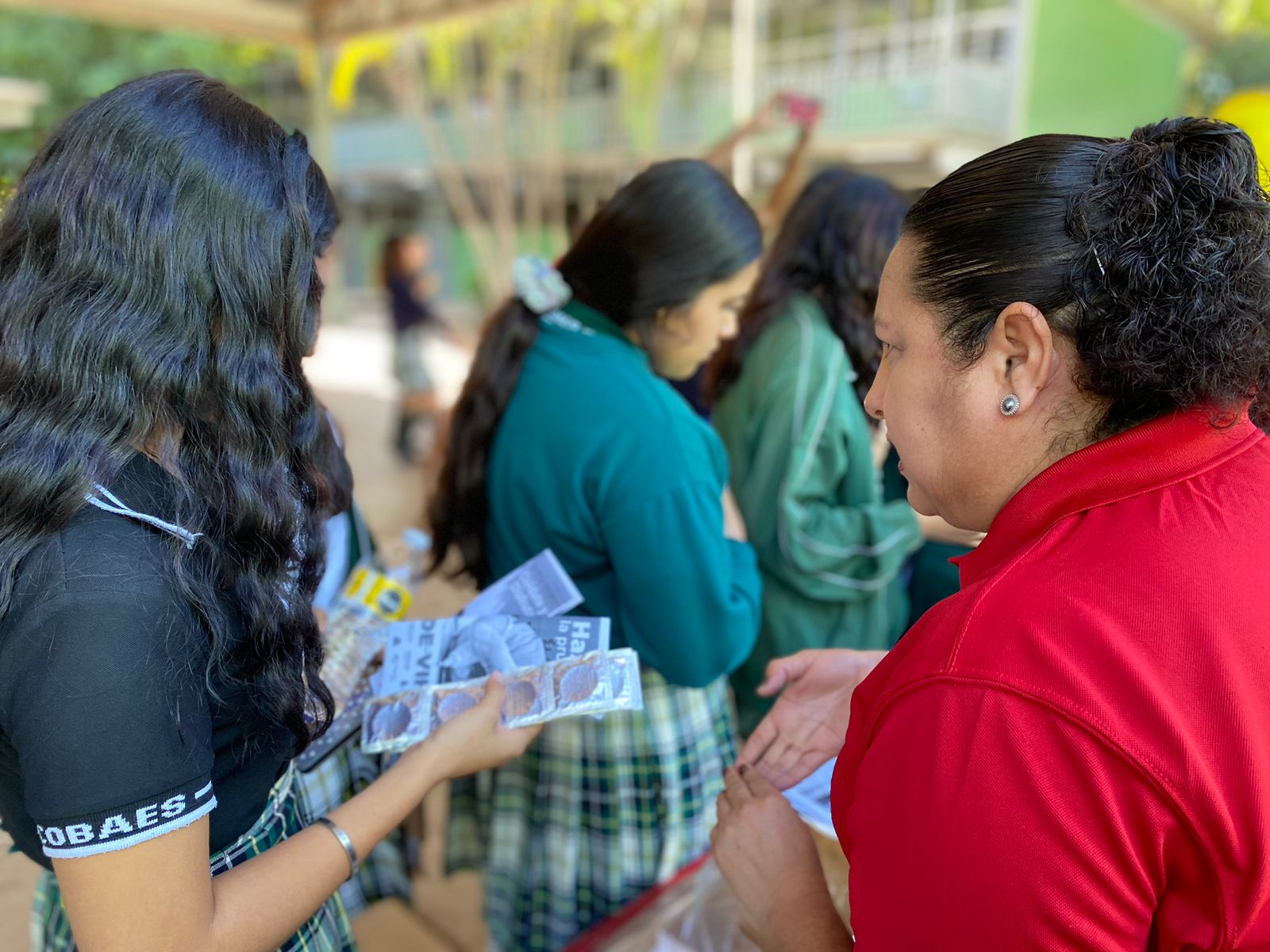 Alumna de preparatoria recibiendo información sobre los embarazos adolescentes
