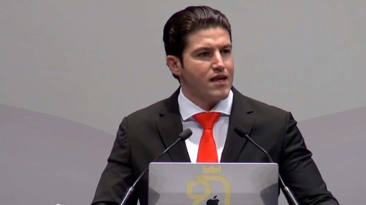 Samuel García regresa a NL y asume nuevamente el cargo como gobernador