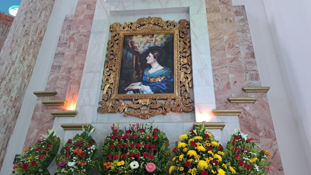 Imagen de Santa Cecilia en Parroquia de Cristo Rey en Maatlán.