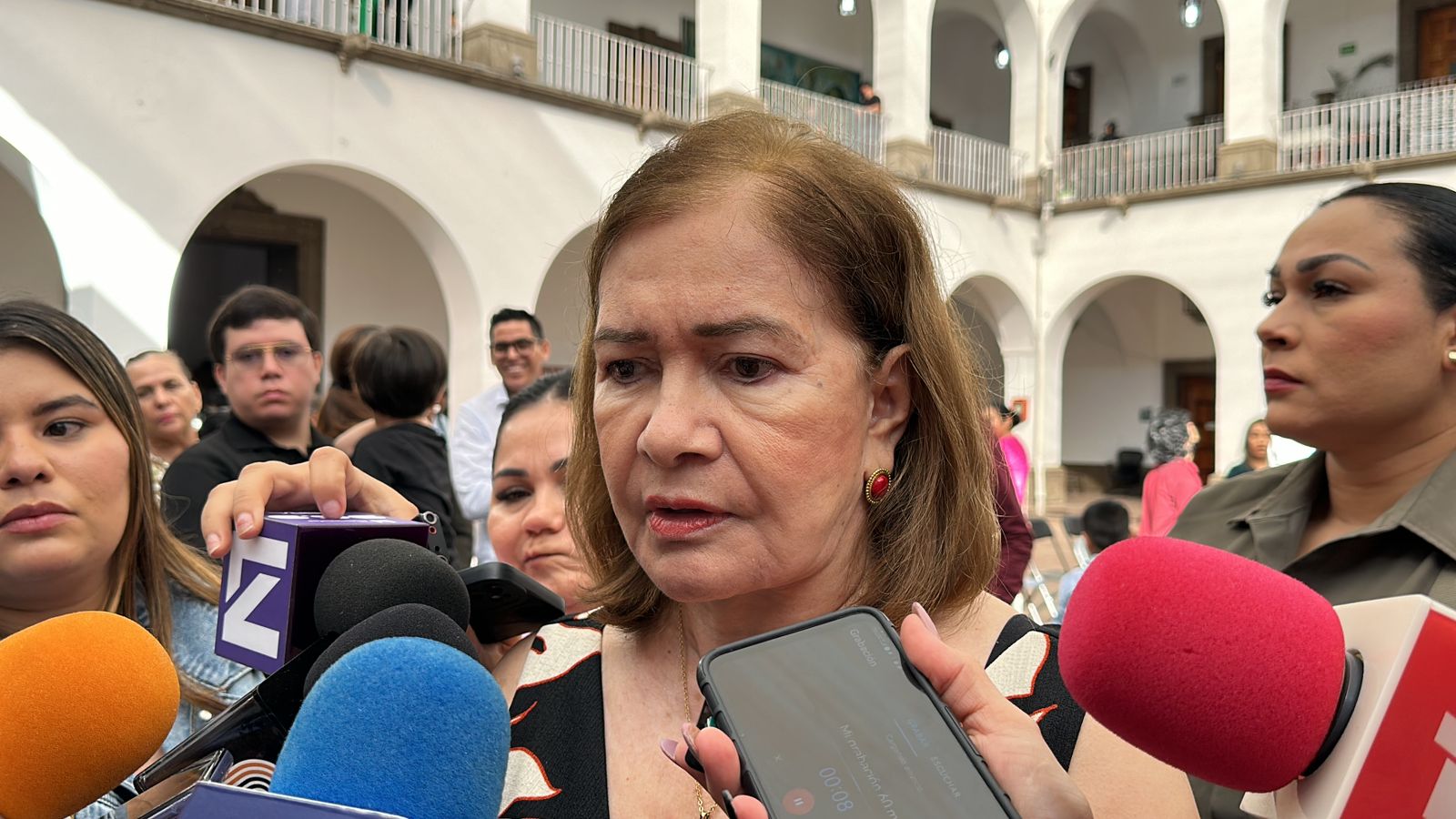 Sara Bruna Quiñonez con medios de prensa