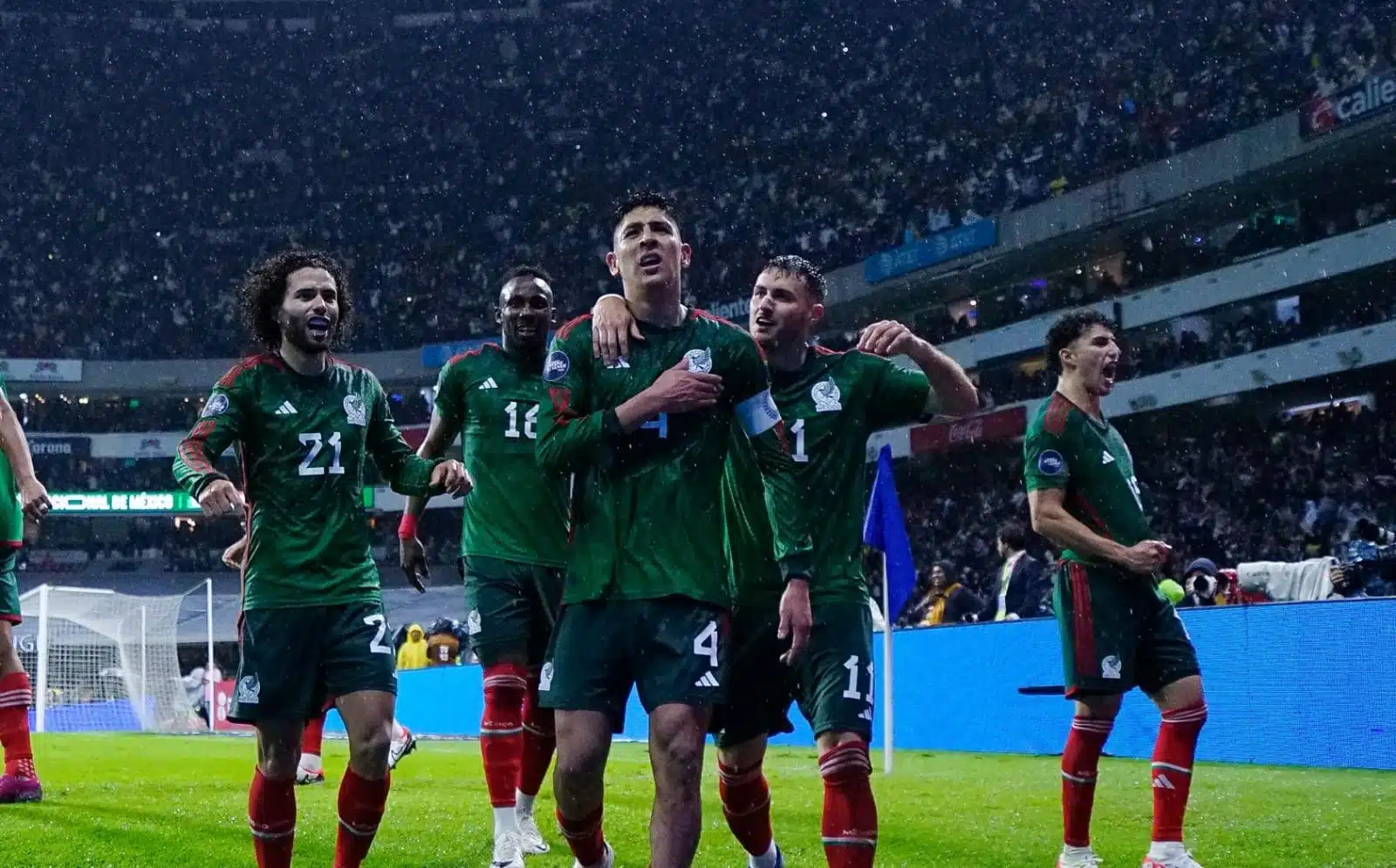 México remontó un difícil marcador ante las decenas de miles de personas que abarrotaron las gradas del Estadio Azteca