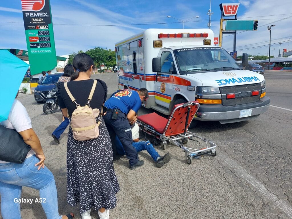 Socorrista atiende a motociclista lesionado
