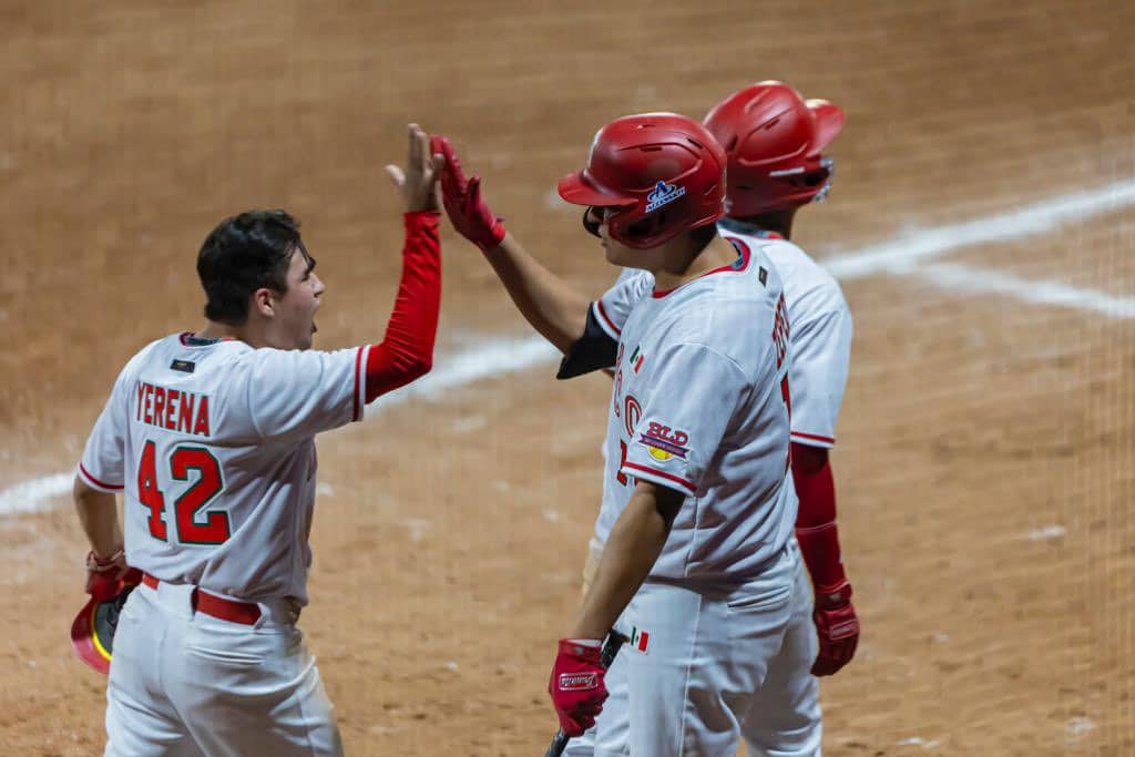 3 jugadores de Softbol en el terreno de juego en Hermosillo, Sonora