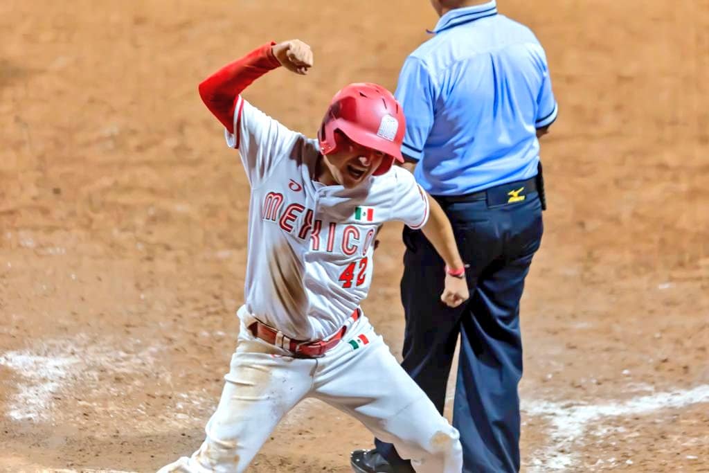 Un jugador de Softbol en el terreno de juego en Hermosillo, Sonora