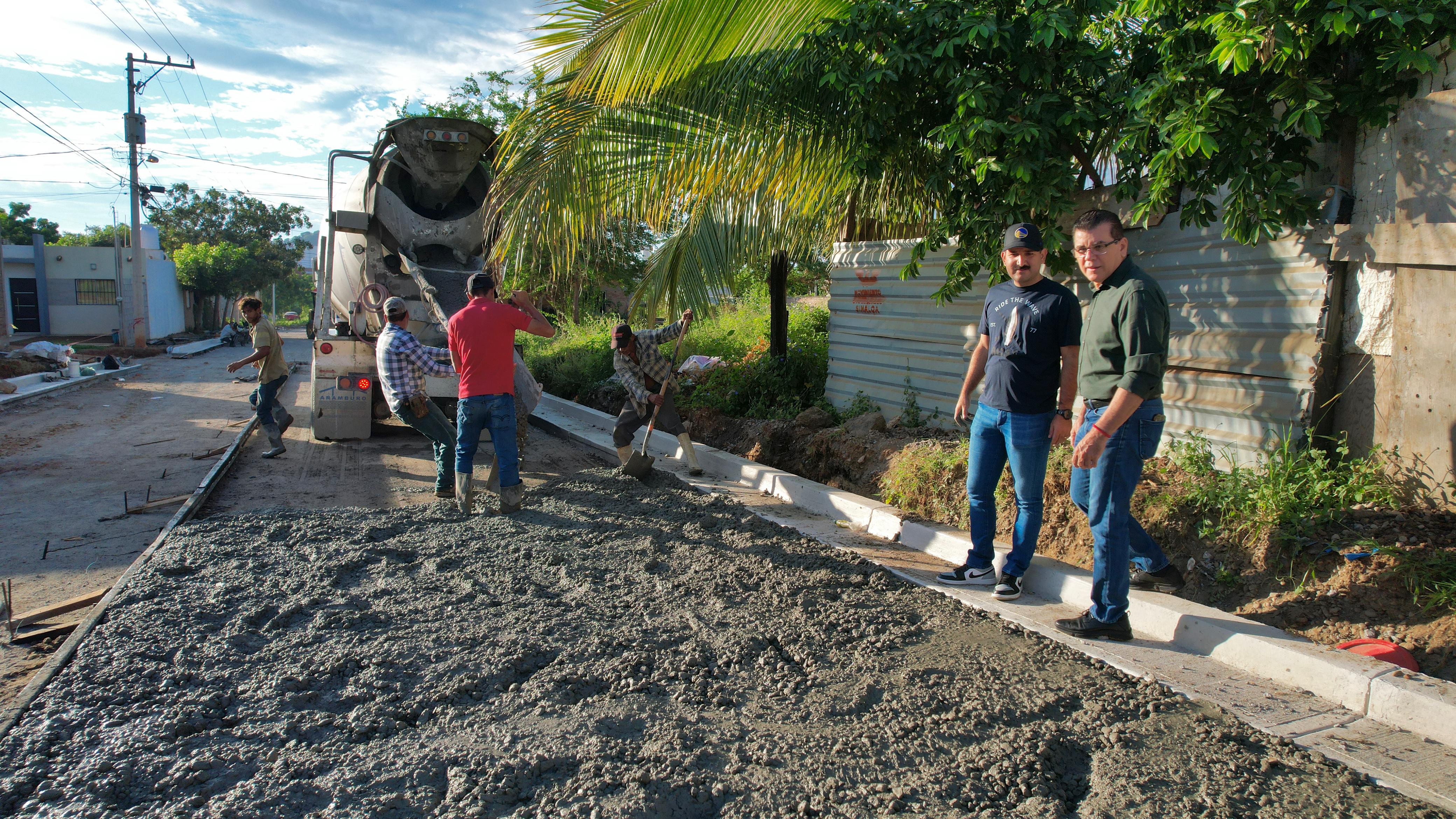 Édgar González Zataráin, acalde de Mazatlán. supervisando obras en colonias