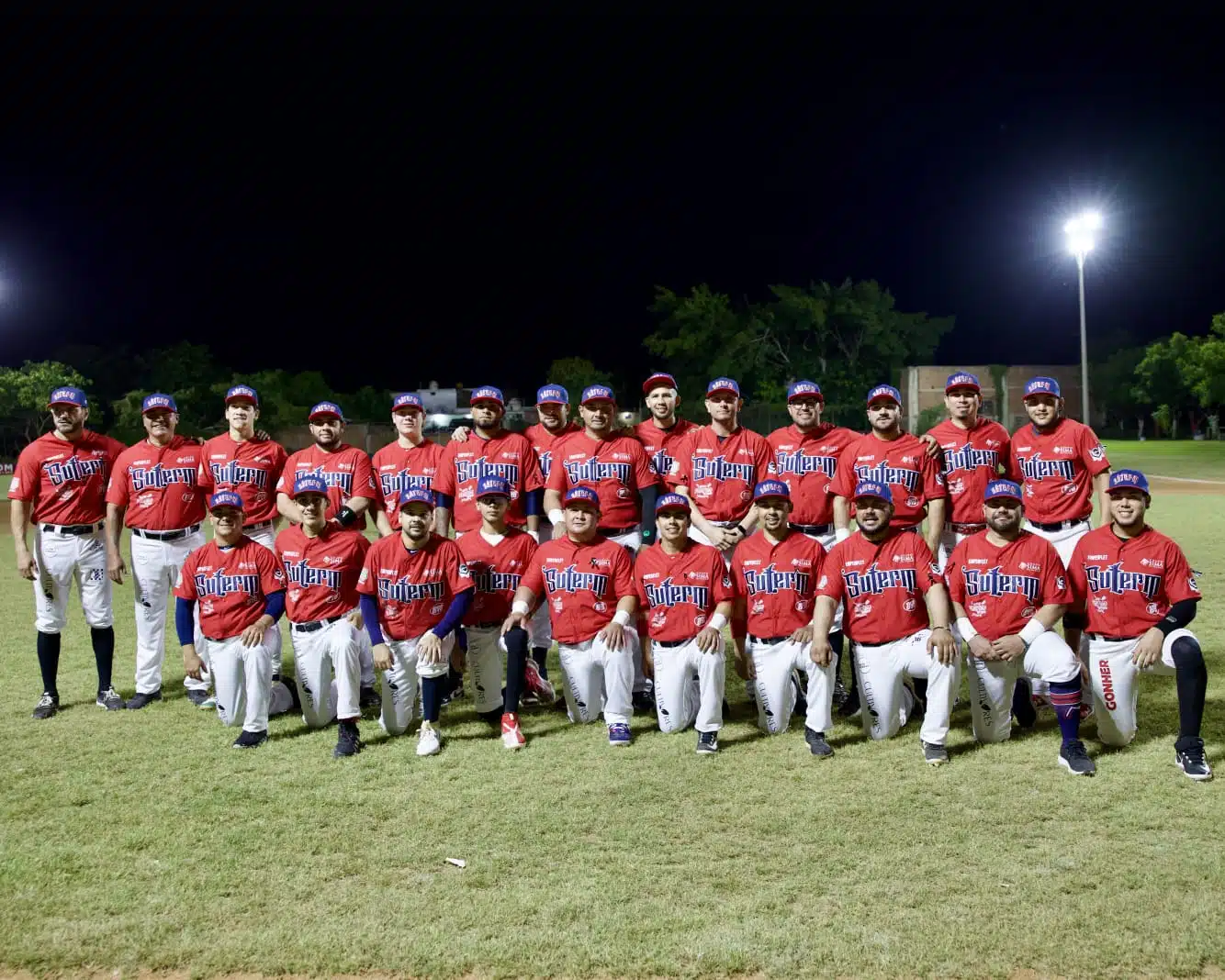 Personas con uniforme de un equipo de beisbol