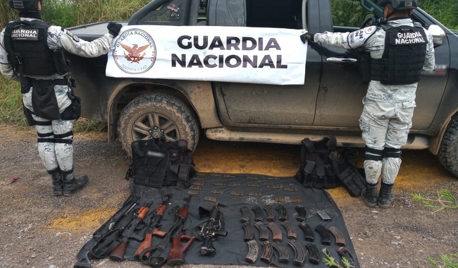 Guardias nacionales y armas decomisadas