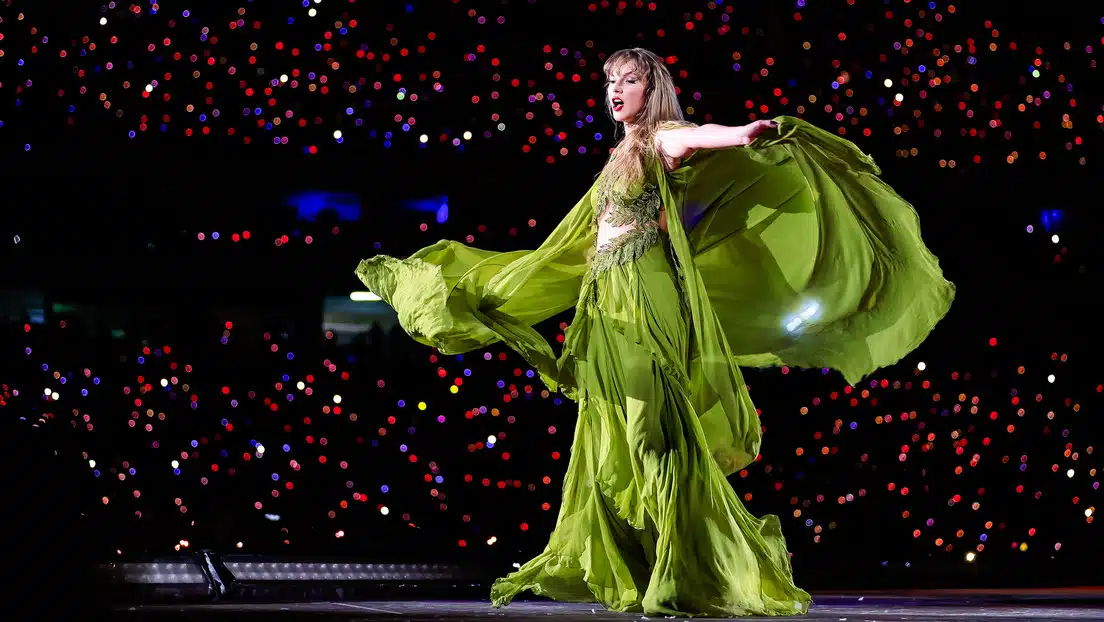Taylor Swift canta en su concierto Eras Tour