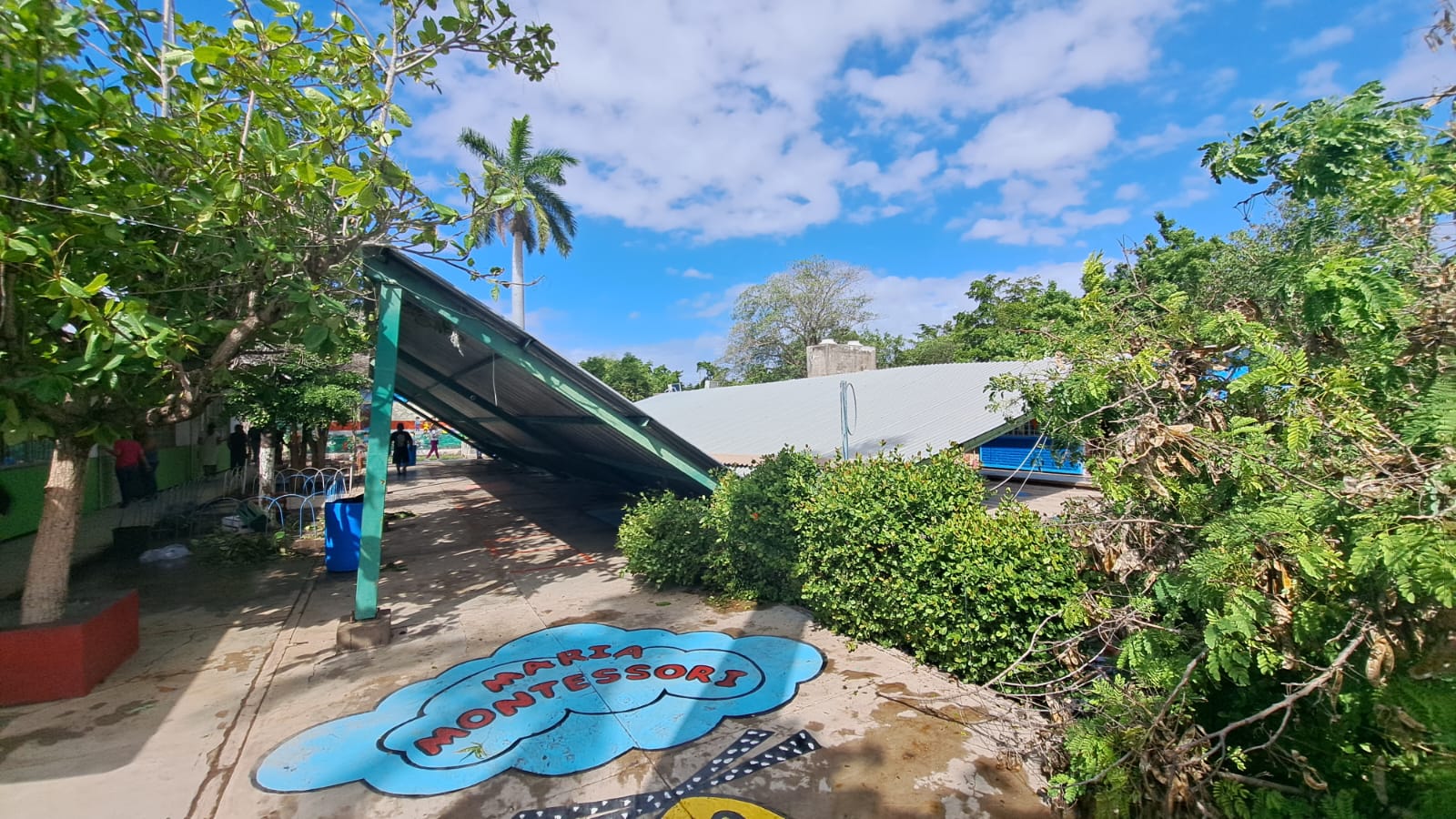 Techumbre caída en Kínder María Montessori de Los Mochis.