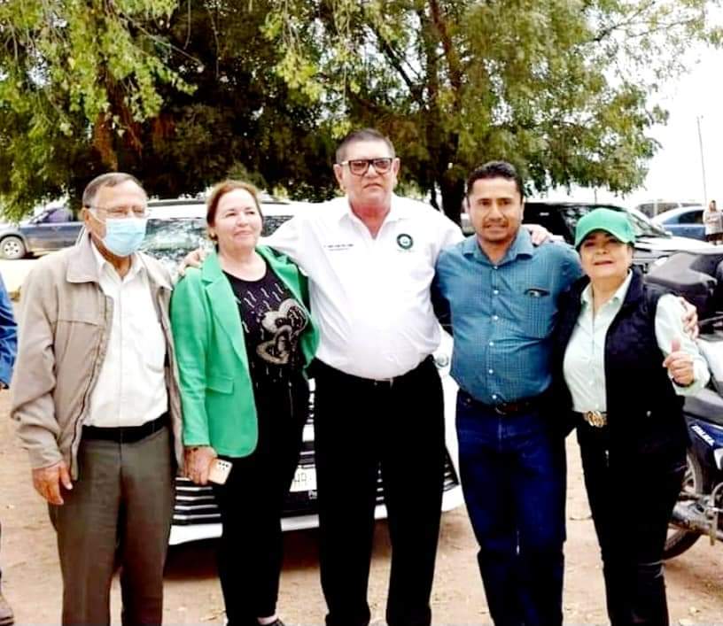 Teodoro Enrique Chan Verdugo junto a personas del sector agrícola en Guasave