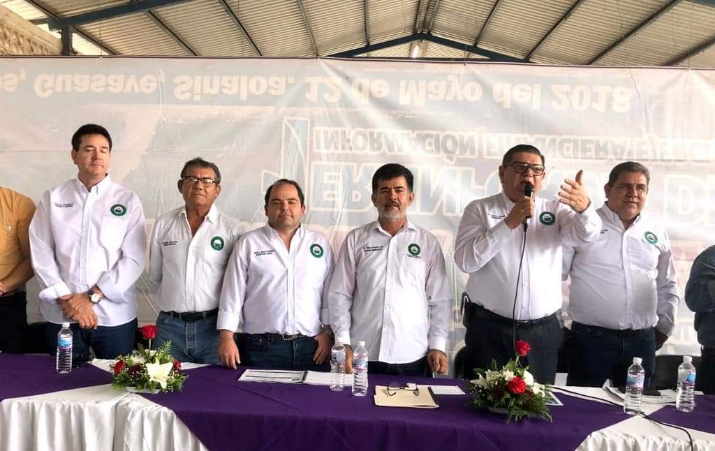Teodoro Enrique Chan Verdugo junto a personas del sector agrícola en Guasave