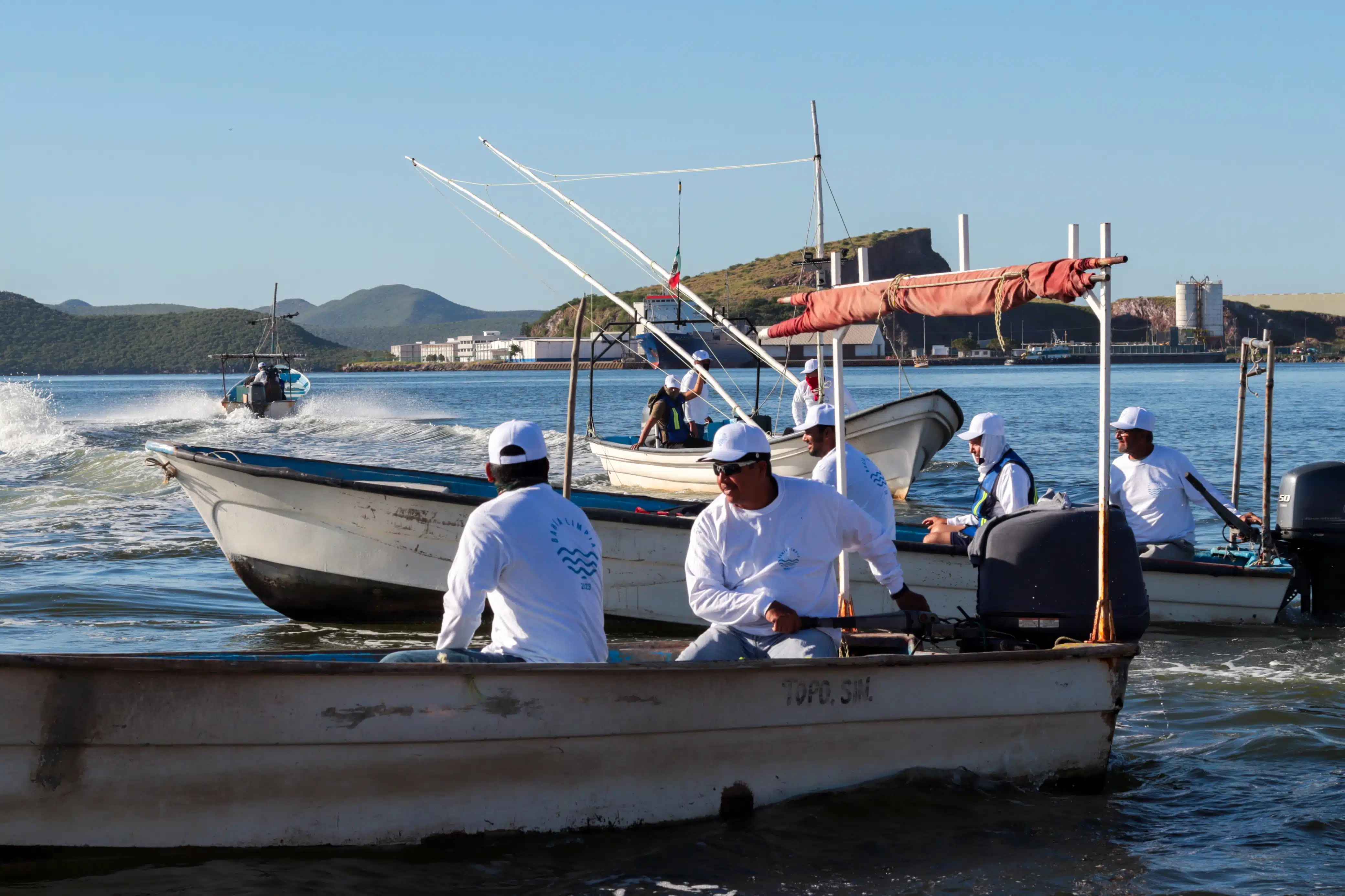 Pescadores en el Tercer Torneo de Pesca de Plástico en Topolobampo