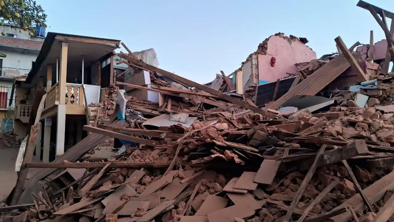Ya son 128 muertos por terremoto en Nepal