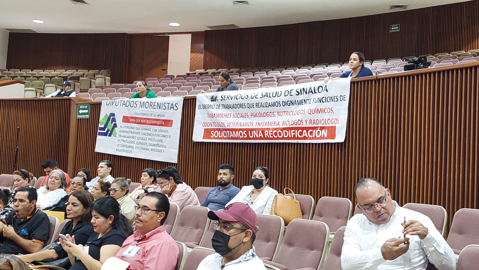 trabajadores de la salud en sesión ordinaria