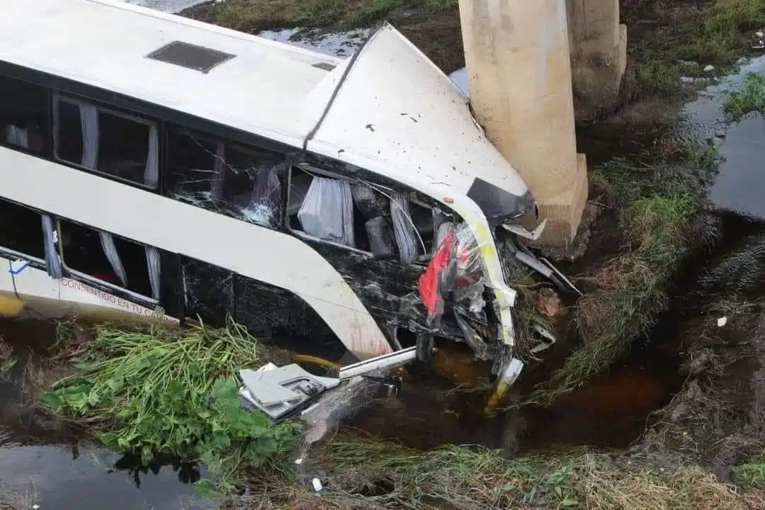 Trágico accidente en la autopista La Tinaja-Acayucan; reportan 12 muertos