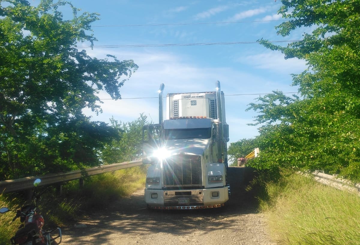 Tráiler con caja que intentaba cruzar la autopista Mazatlán-Culiacán por el puente a la altura del kilómetro 84