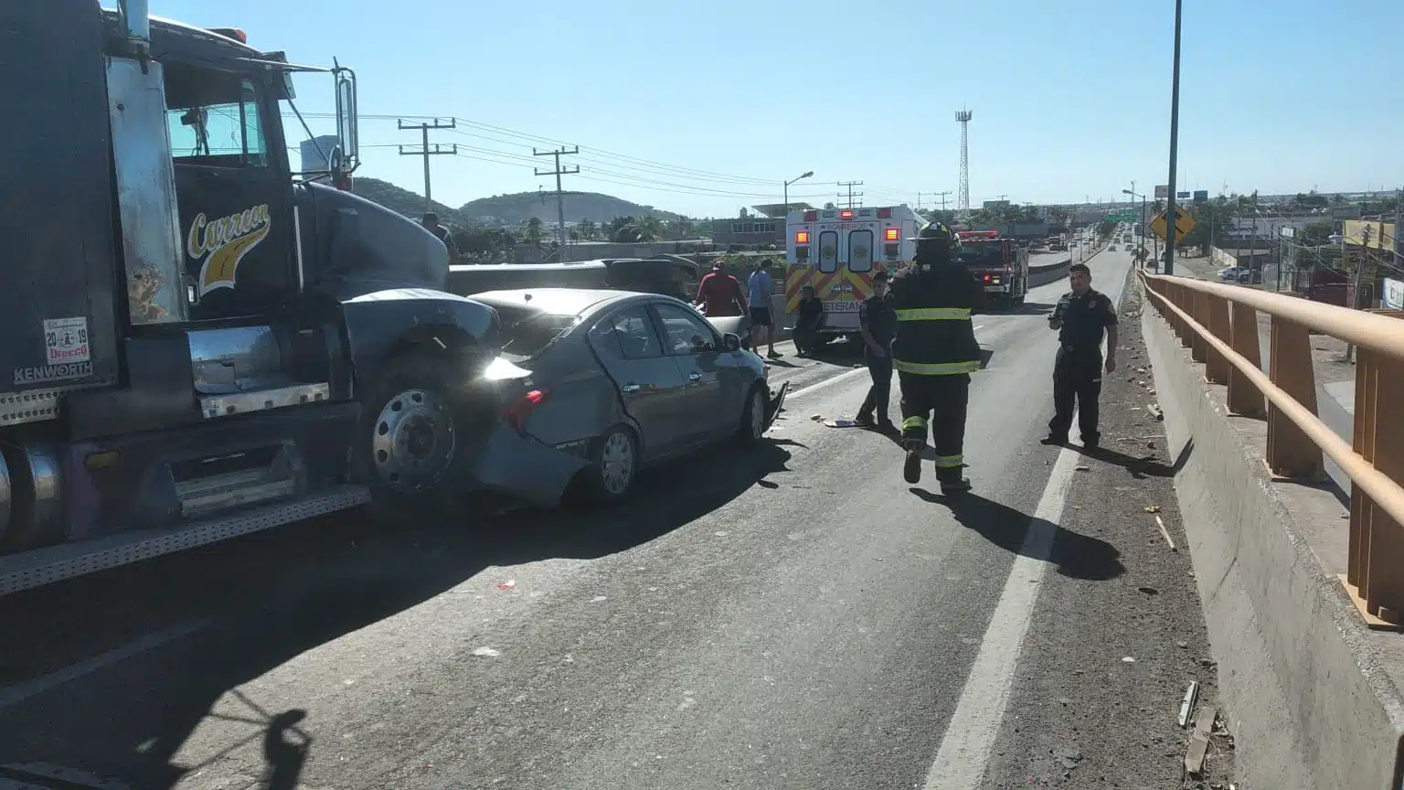 Tráiler choca auto sobre el puente El Conhi en Mazatlán