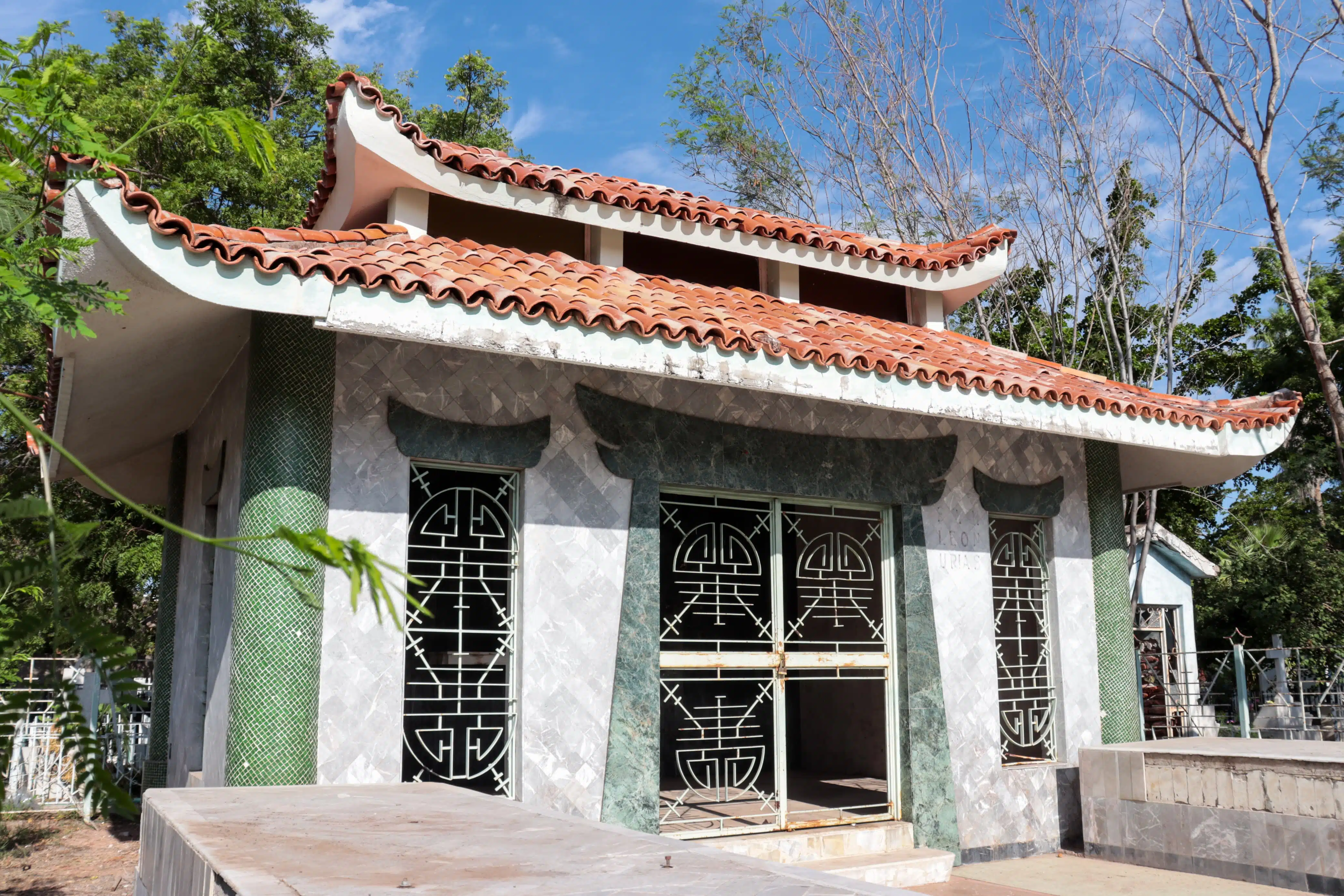 En el panteón municipal viejo de Los Mochis se puede apreciar la arquitectura funeraria de diversas formas.