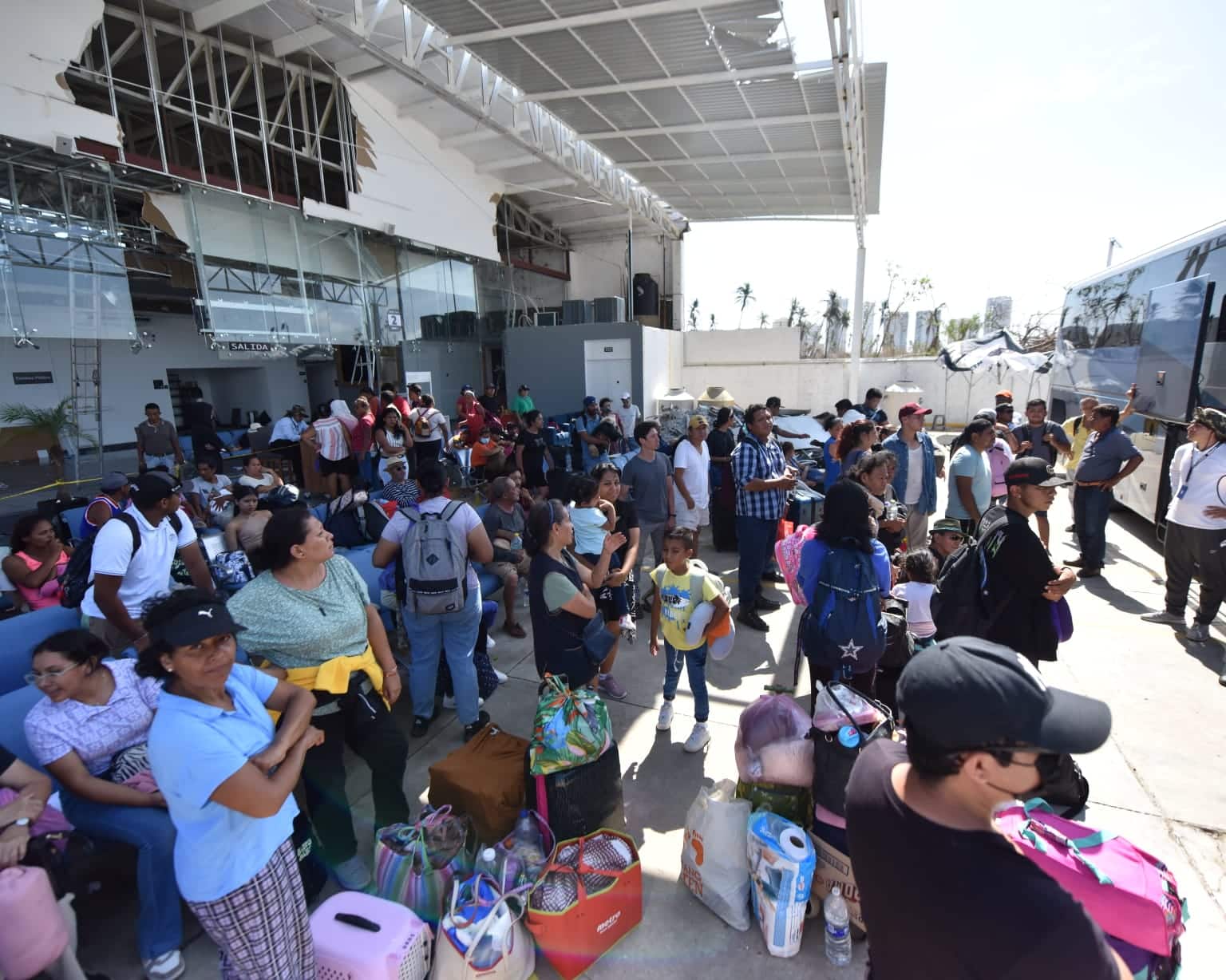 Turistas esperando ser sacados de Acapulco