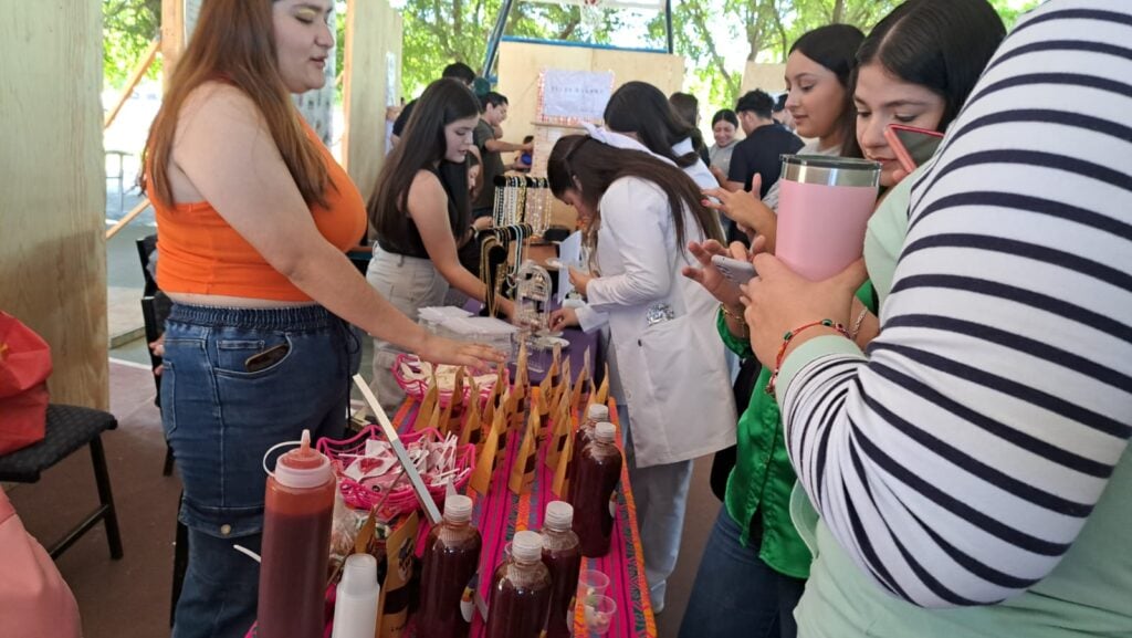 Exhibición de emprendimientos estudiantiles.