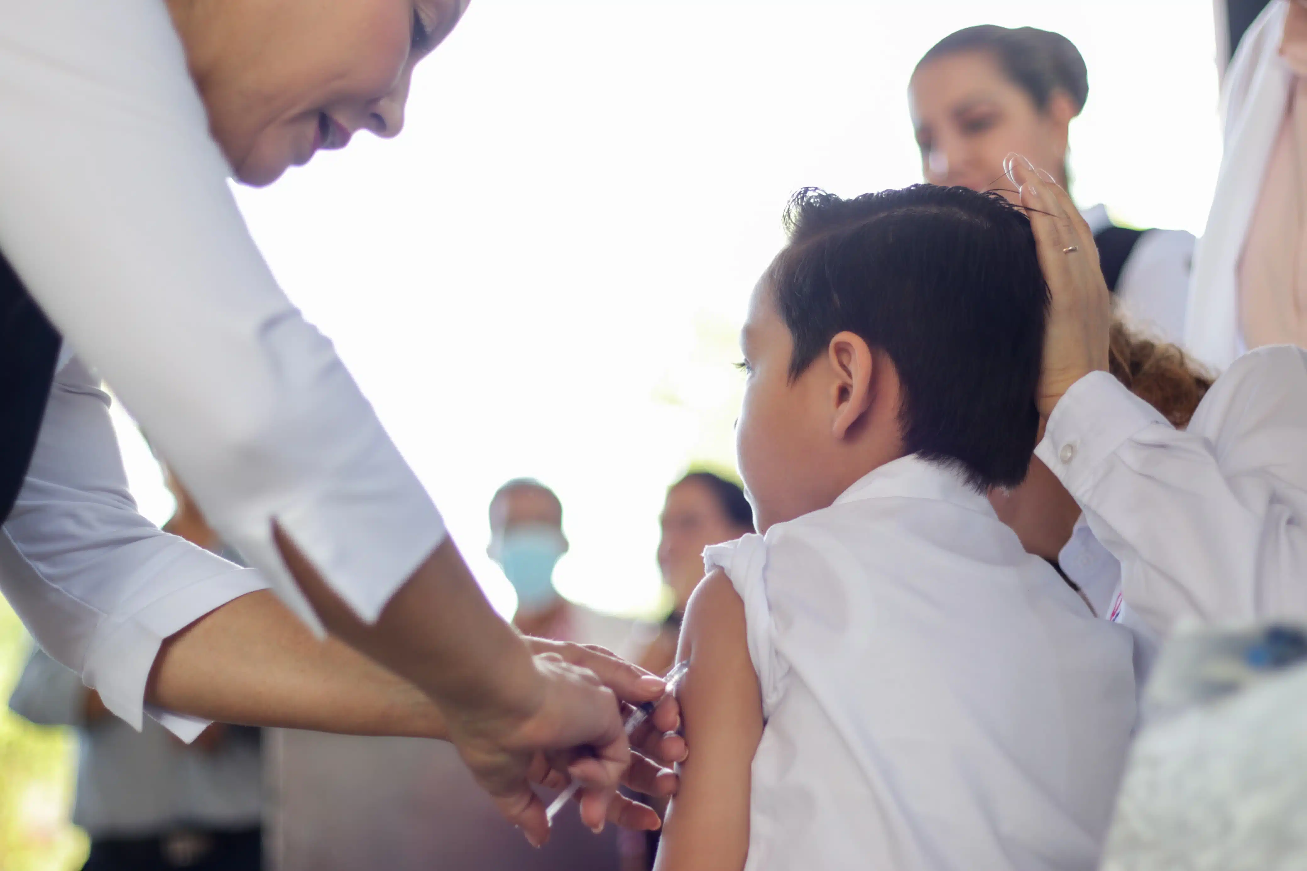 Vacunan SRP a niños en Los Mochis