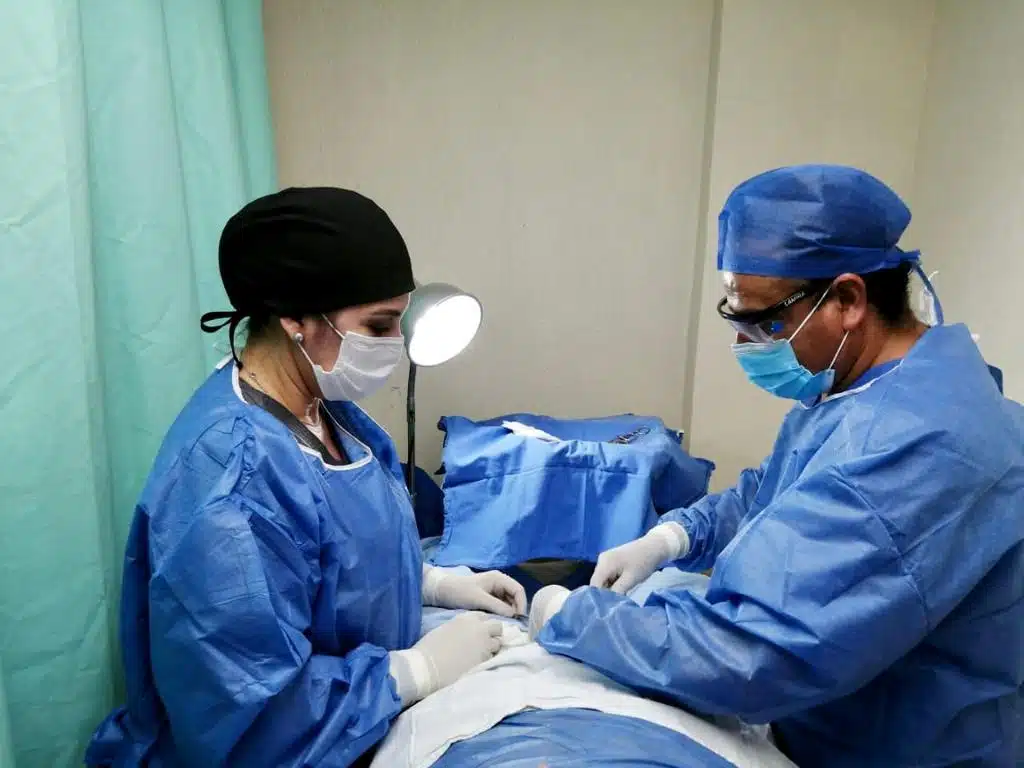 Personal médico haciendo una vasectomía sin bisturí