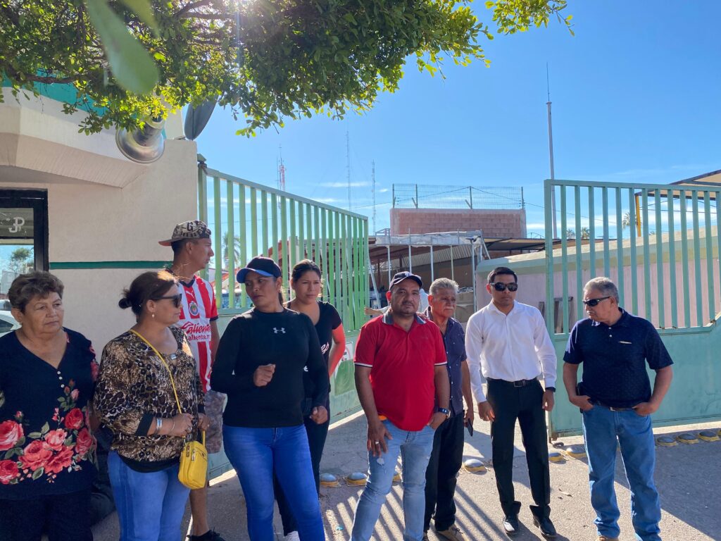 Vecinos de Vallejo se minifestán afuera de las instalaciones de la CFE en Los Mochis