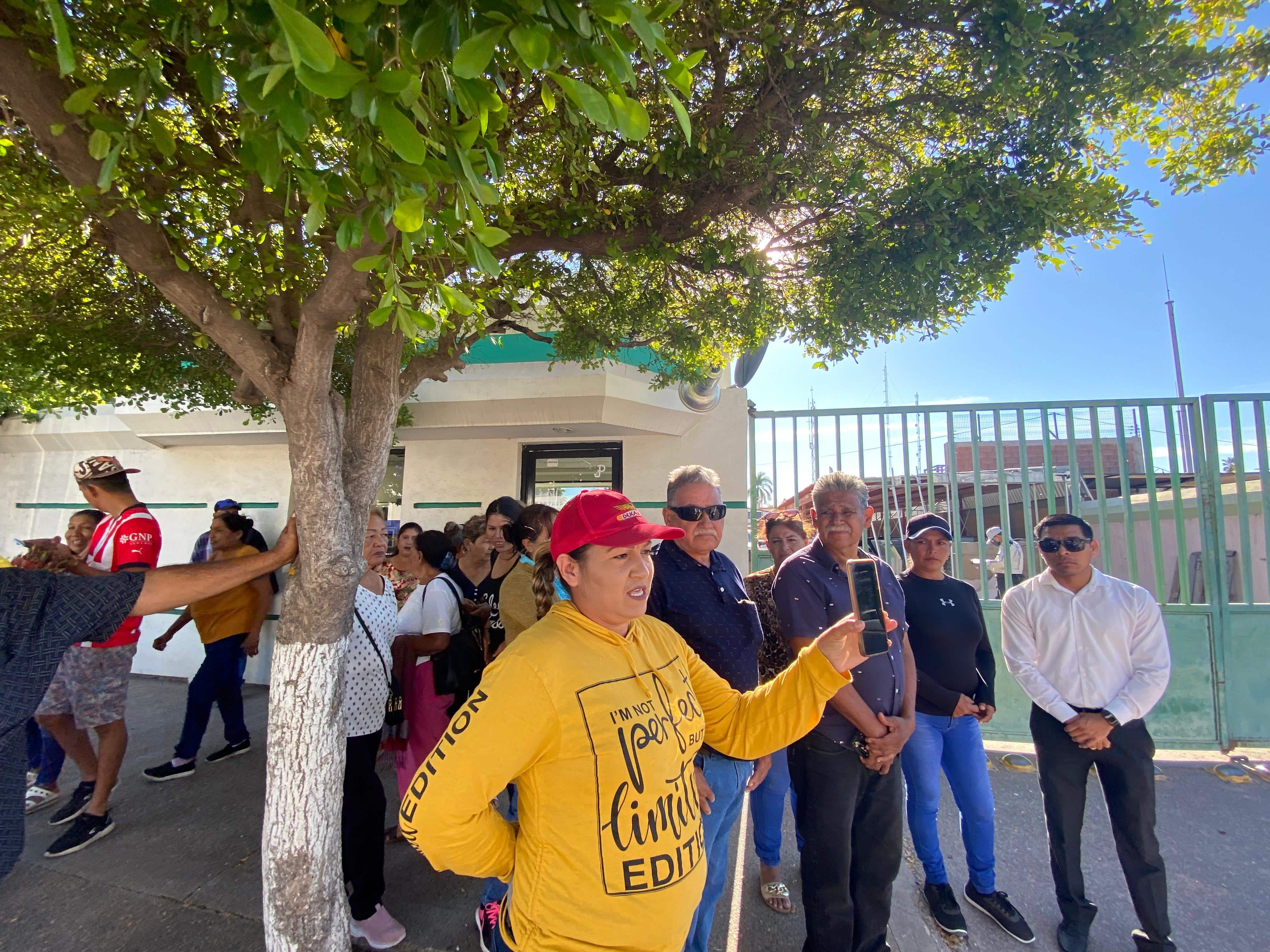 Vecinos de Vallejo se minifestán afuera de las instalaciones de la CFE en Los Mochis