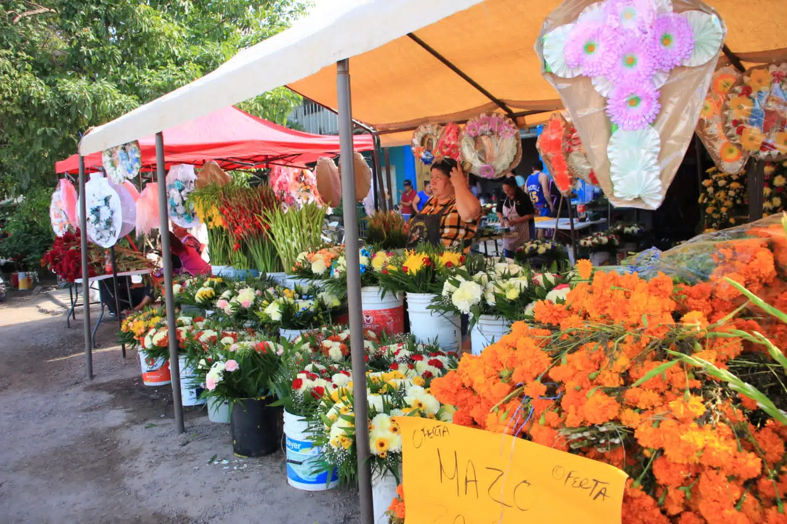 Reportan bajas ventas de flores este 1 de noviembre en Mazatlán.