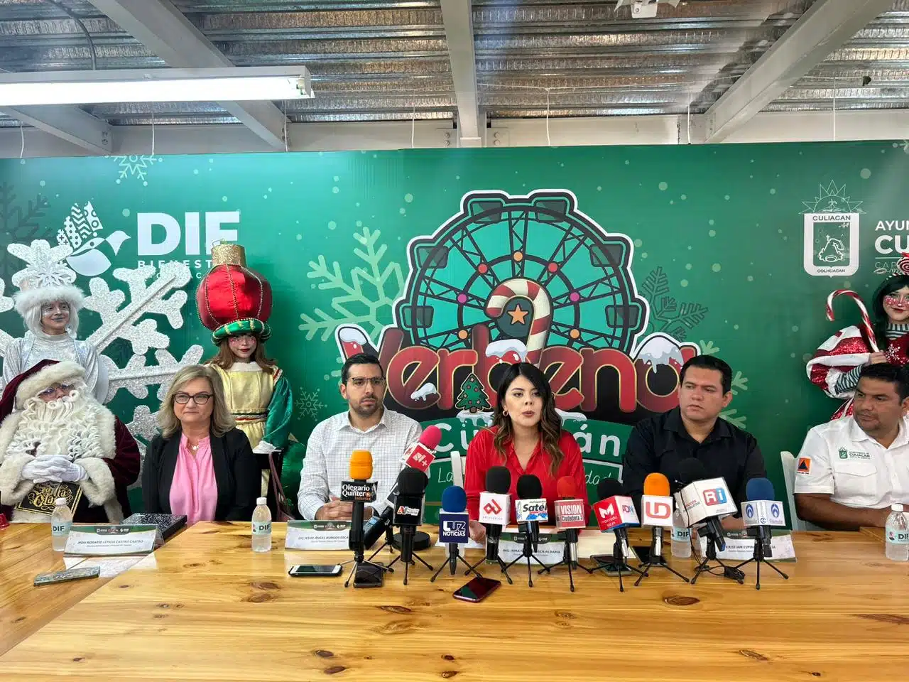 Personas en una conferencia de prensa con los medios de comunicación en Culiacán