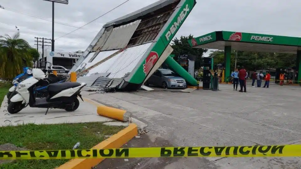 Vientos fuertes derivado del Frente Frío 8 derriban techo de gasolinera en Veracruz