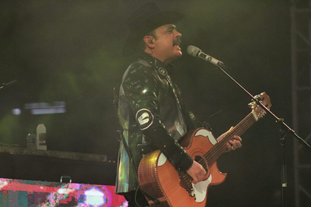 Vocalista de Los Tucanes de Tijuana durante concierto en Mazatlán